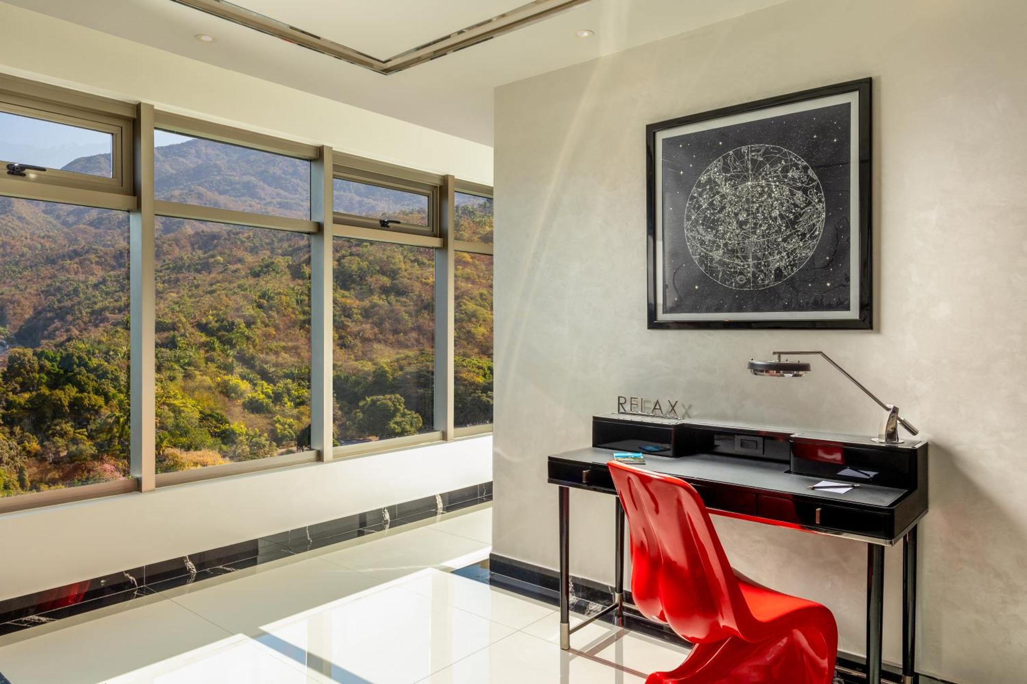 Mousai Corner Suite South